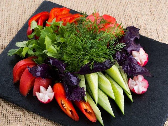 Асорті зі свіжих овочів і зелені