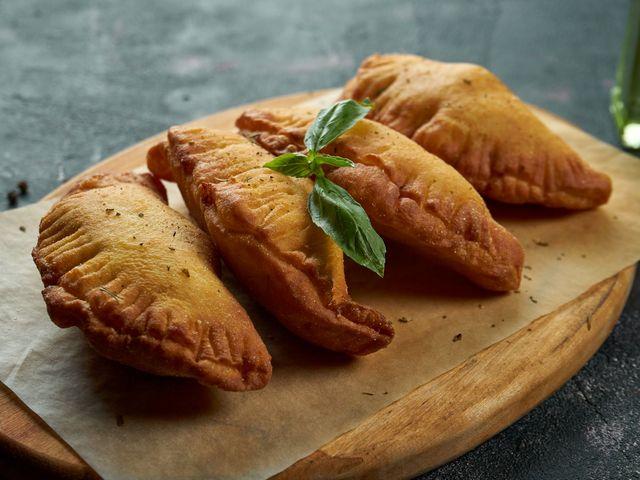Панцеротті з ковбасками та корнішонами